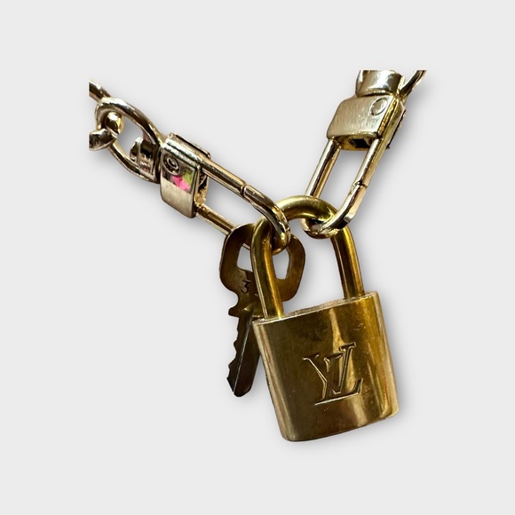 💯Authentic Louis Vuitton lock & key set w/unbranded gold plated chain 16" 🎉 - Picture 3 of 4